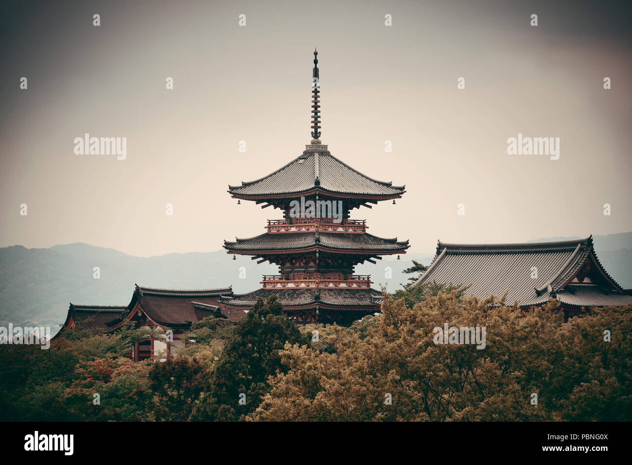 Torre pagoda in Jishu Jinja Santuario a Kyoto, in Giappone. Foto Stock