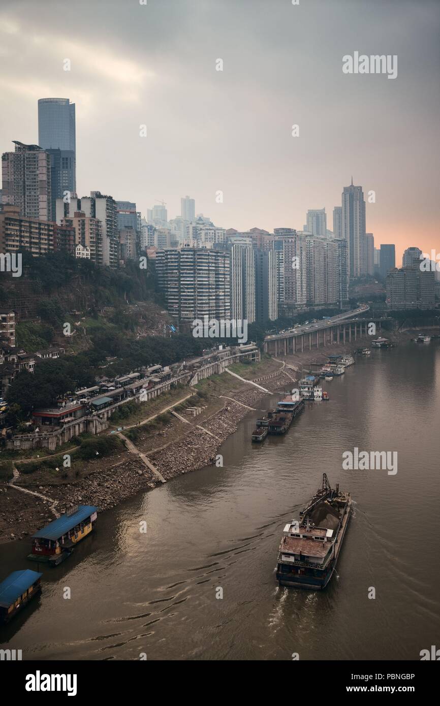 Vista aerea di edifici urbani e dello skyline della città di Chongqing Foto Stock