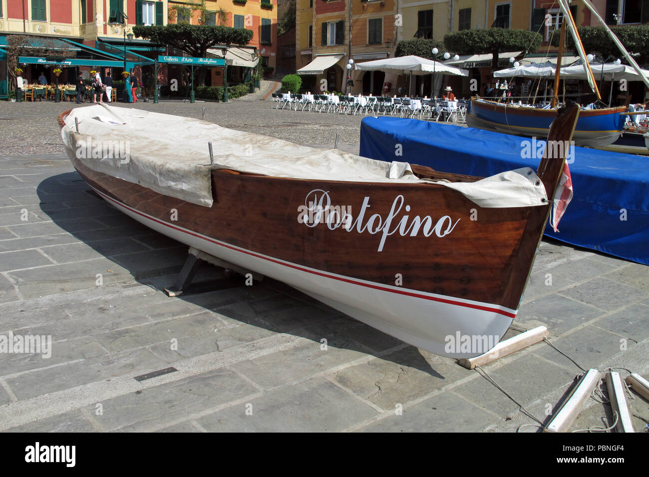 Barche sulla Piazzetta nella pesca e località di Portofino sulla Riviera Italiana a sud-est di Genova, Italia. Foto Stock