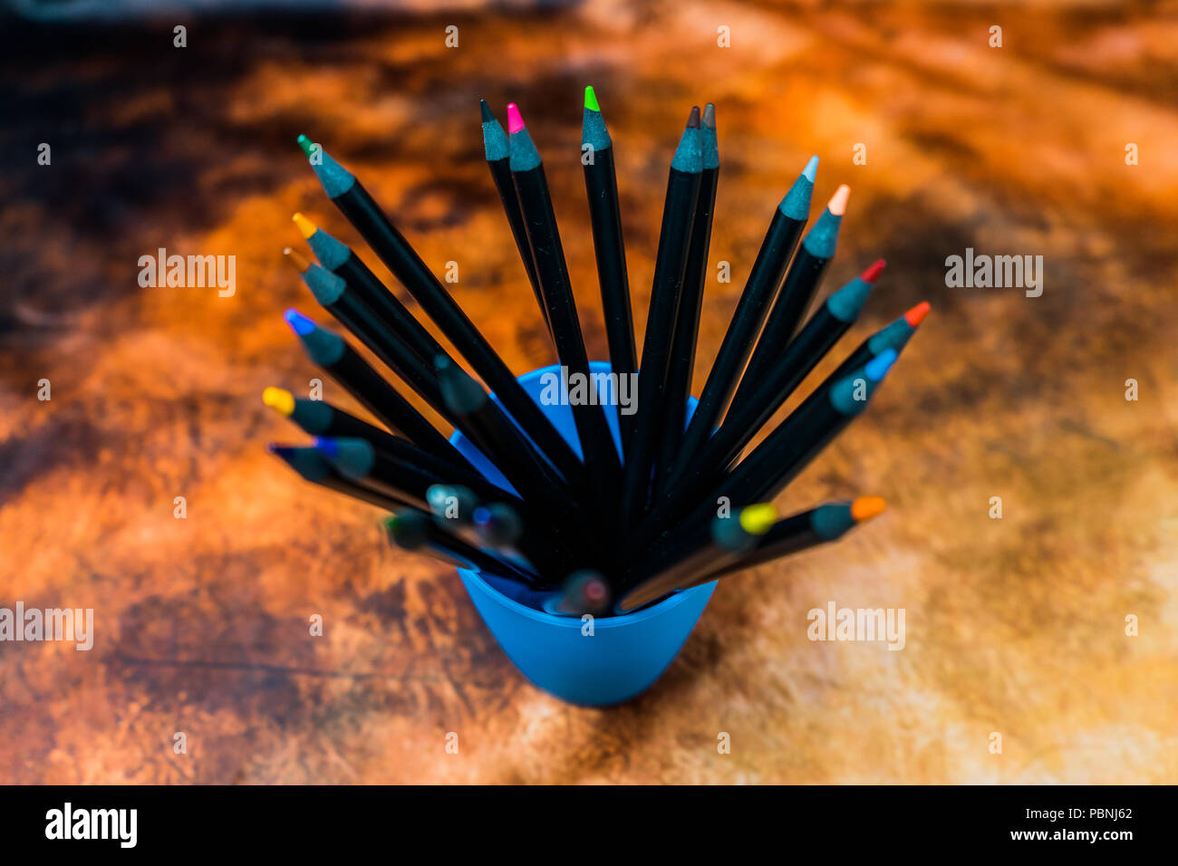 Si torna a scuola - Lavagna con matite e attrezzature scolastiche sul tavolo. Foto Stock