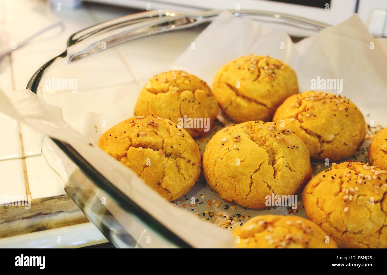 La patata dolce e zucca pane fresco cotto al forno in un piatto di pyrex Foto Stock