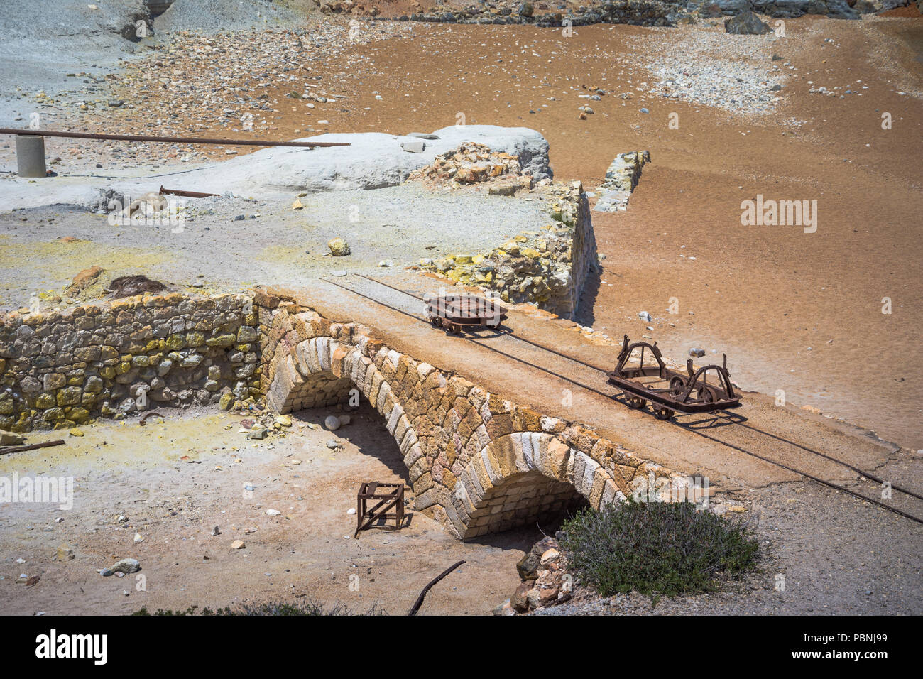 Abbandonate le miniere di zolfo e la spiaggia, isola di Milos, Cicladi Grecia Foto Stock