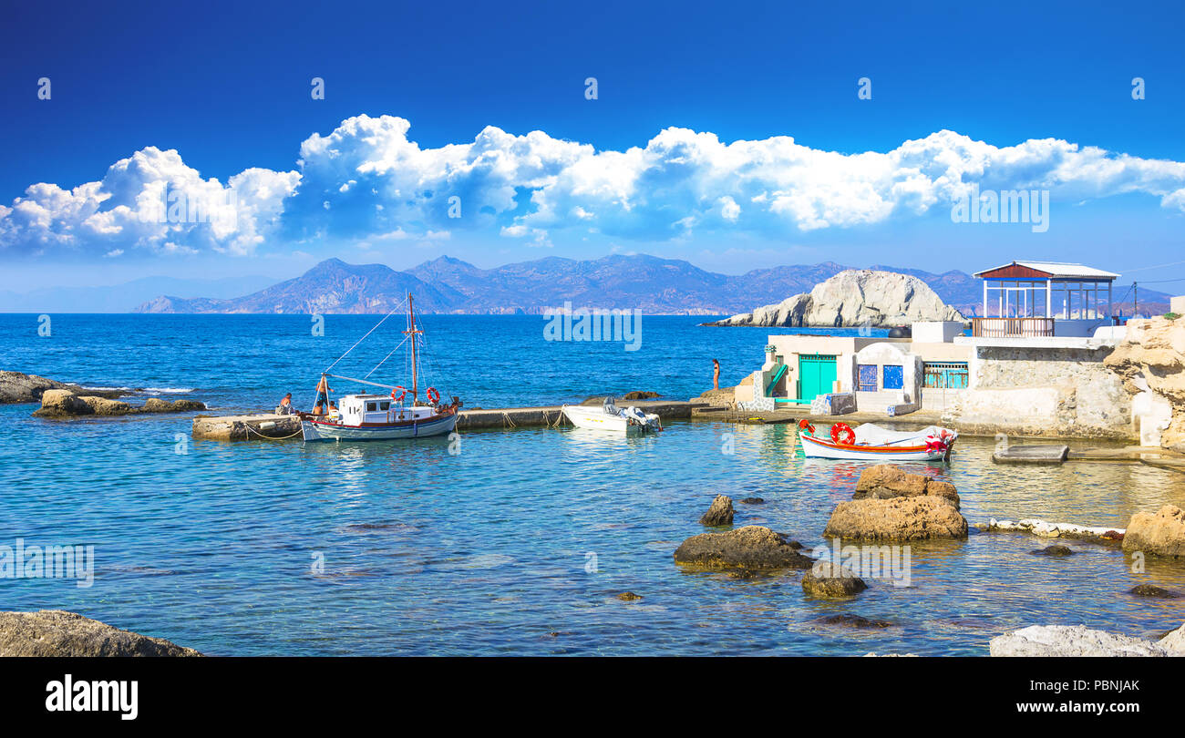 Scenic Mandrakia village (Greco tradizionale villaggio sul mare, le Cicladi-style) con sirmata - tradizionali case di pescatori, isola di Milos, greco Foto Stock