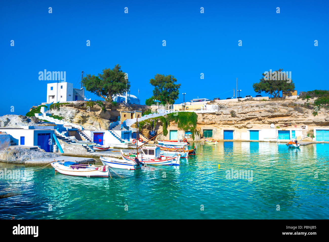 Scenic Mandrakia village (Greco tradizionale villaggio sul mare, le Cicladi-style) con sirmata - tradizionali case di pescatori, isola di Milos, greco Foto Stock