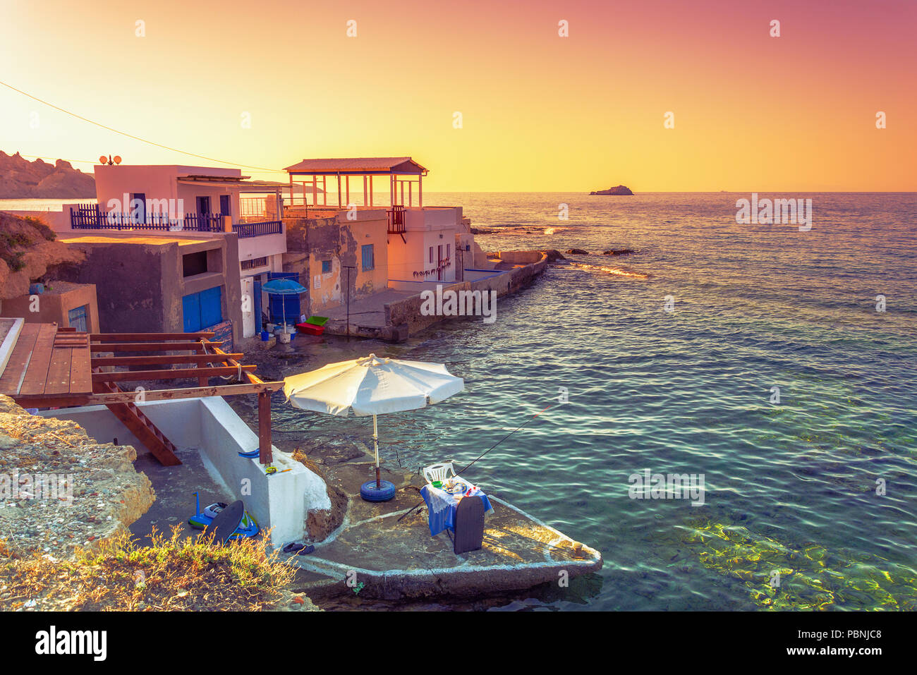 Scenic Mandrakia village (Greco tradizionale villaggio sul mare, le Cicladi-style) con sirmata - tradizionali case di pescatori, isola di Milos, greco Foto Stock