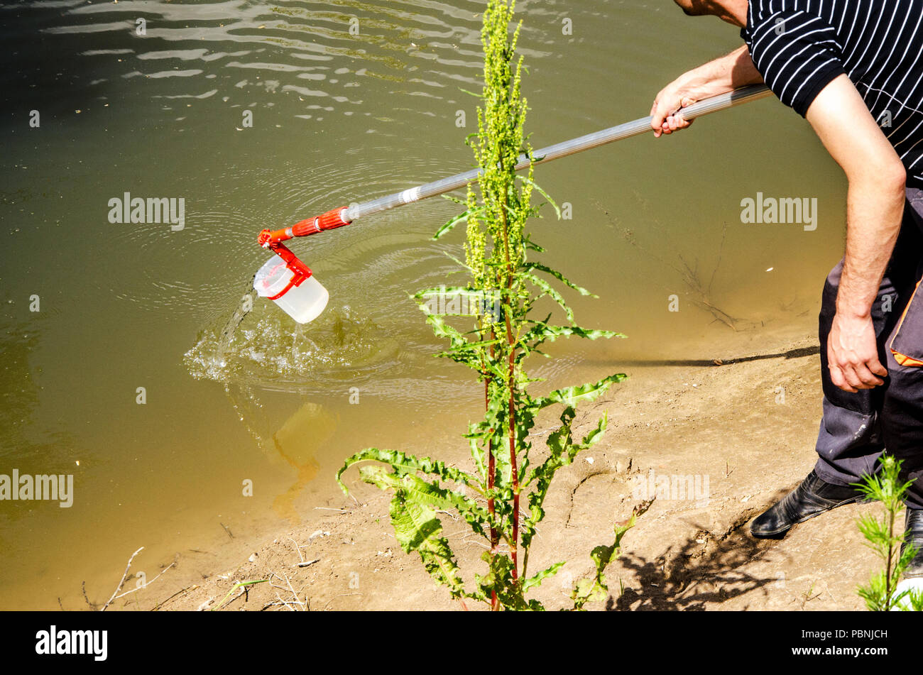 Prelevare campioni di acqua per le prove di laboratorio. Il concetto - analisi della purezza dell'acqua, ambiente, ecologia Foto Stock