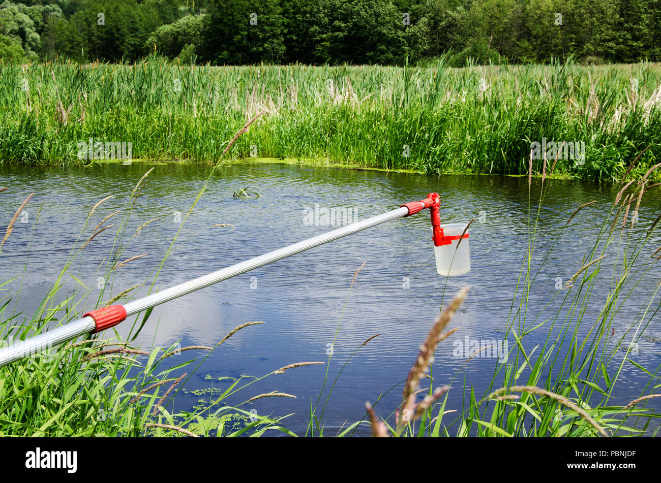 Prelevare campioni di acqua per le prove di laboratorio. Il concetto - analisi della purezza dell'acqua, ambiente, ecologia Foto Stock