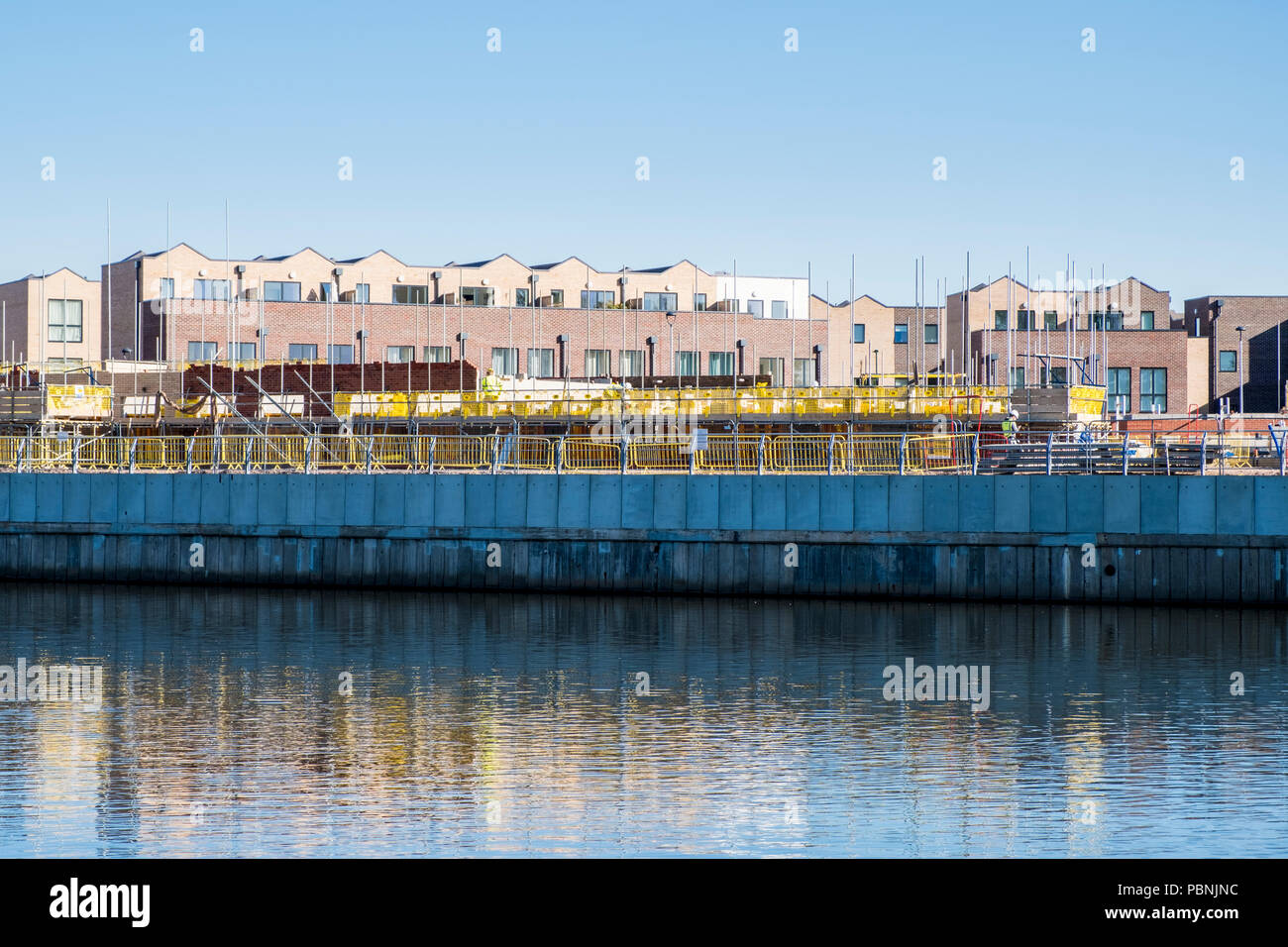 Waterfront e sviluppo. La costruzione di abitazioni site la costruzione di nuove case e appartamenti dal fiume Trent, Trento Bacino, Nottingham, Inghilterra, Regno Unito Foto Stock