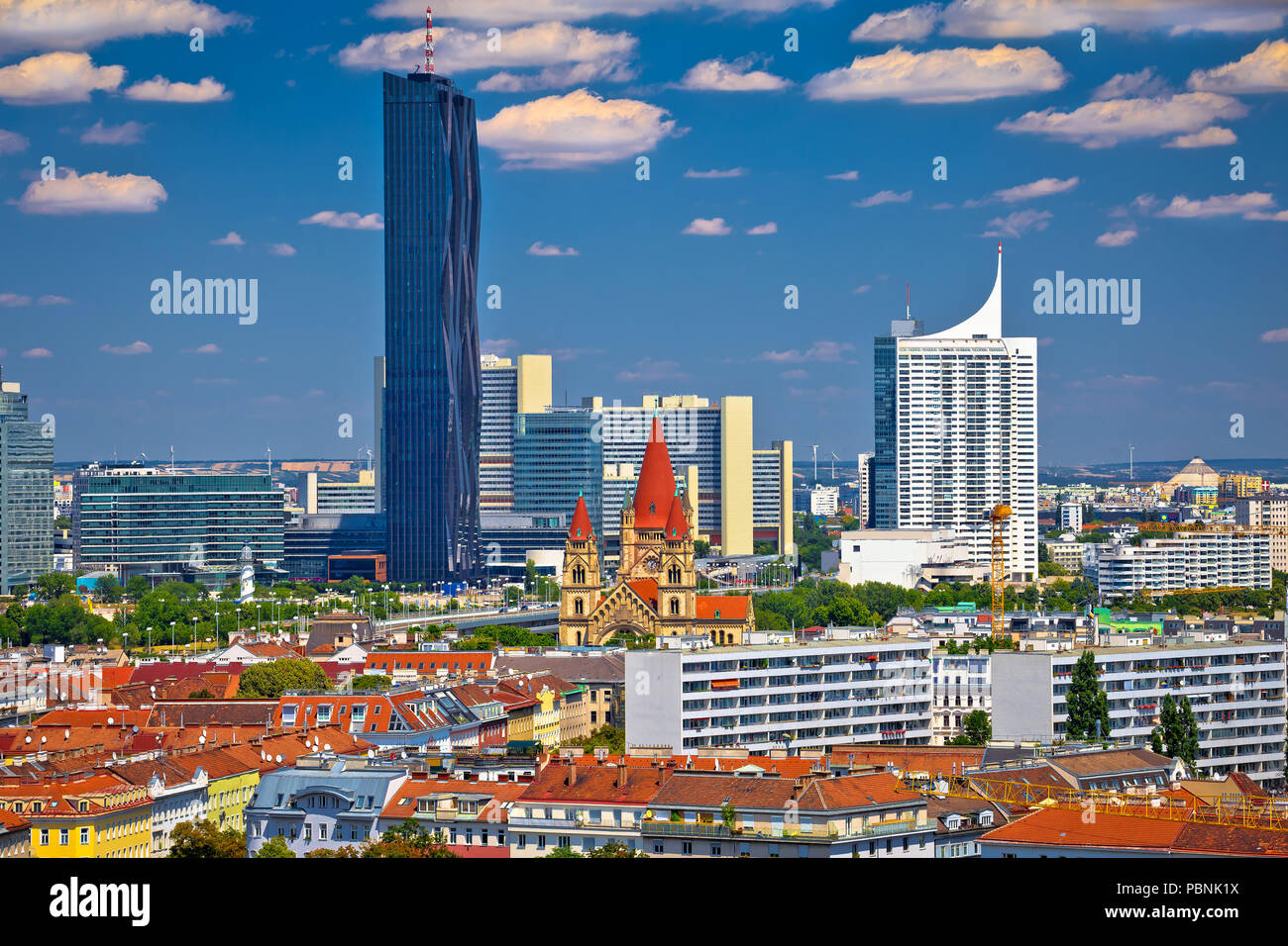 Il vecchio e il nuovo paesaggio urbano di Vienna, la capitale dell'Austria Foto Stock