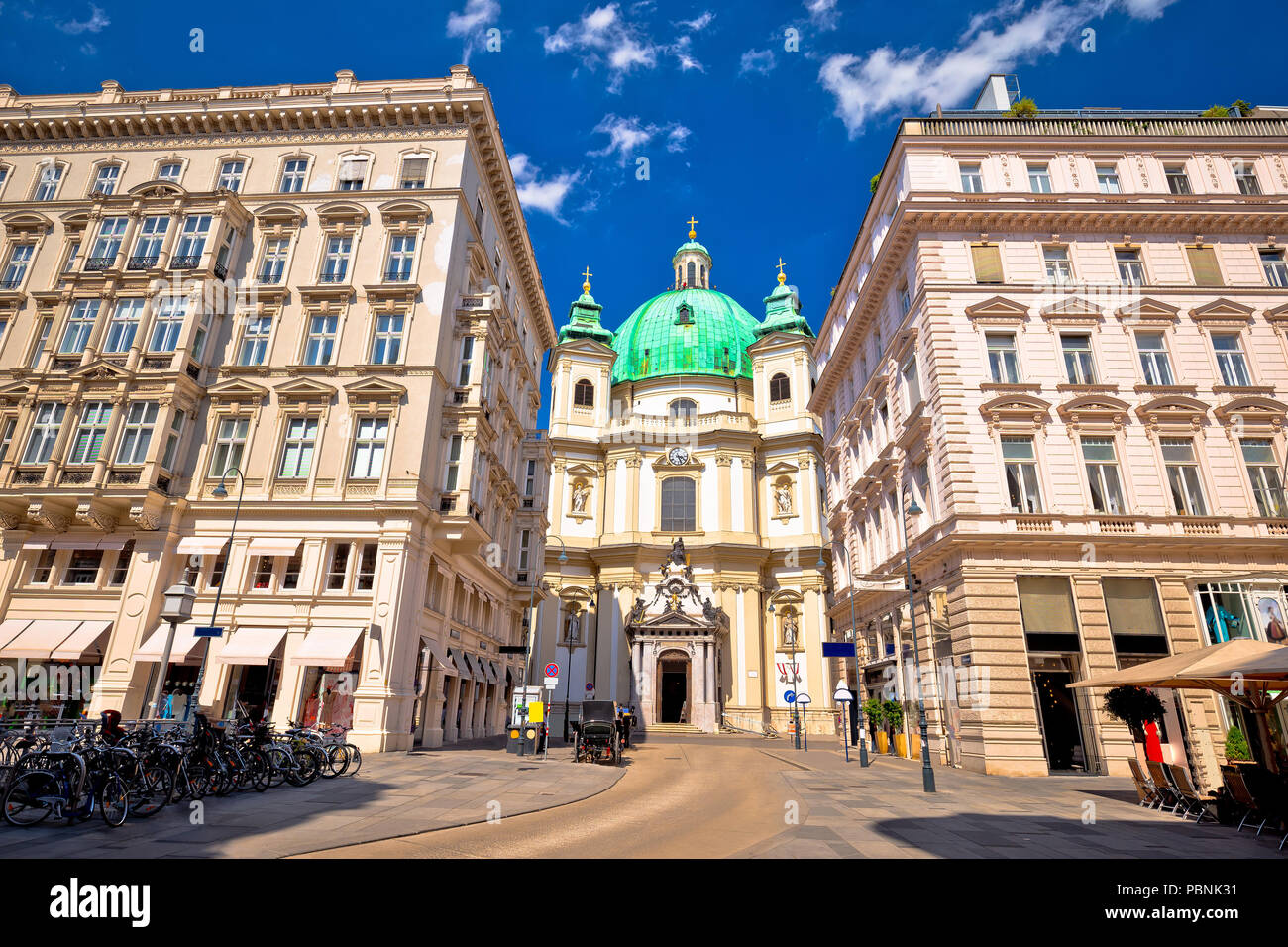 Vienna street e la chiesa di San Pietro vista, capitale dell'Austria Foto Stock