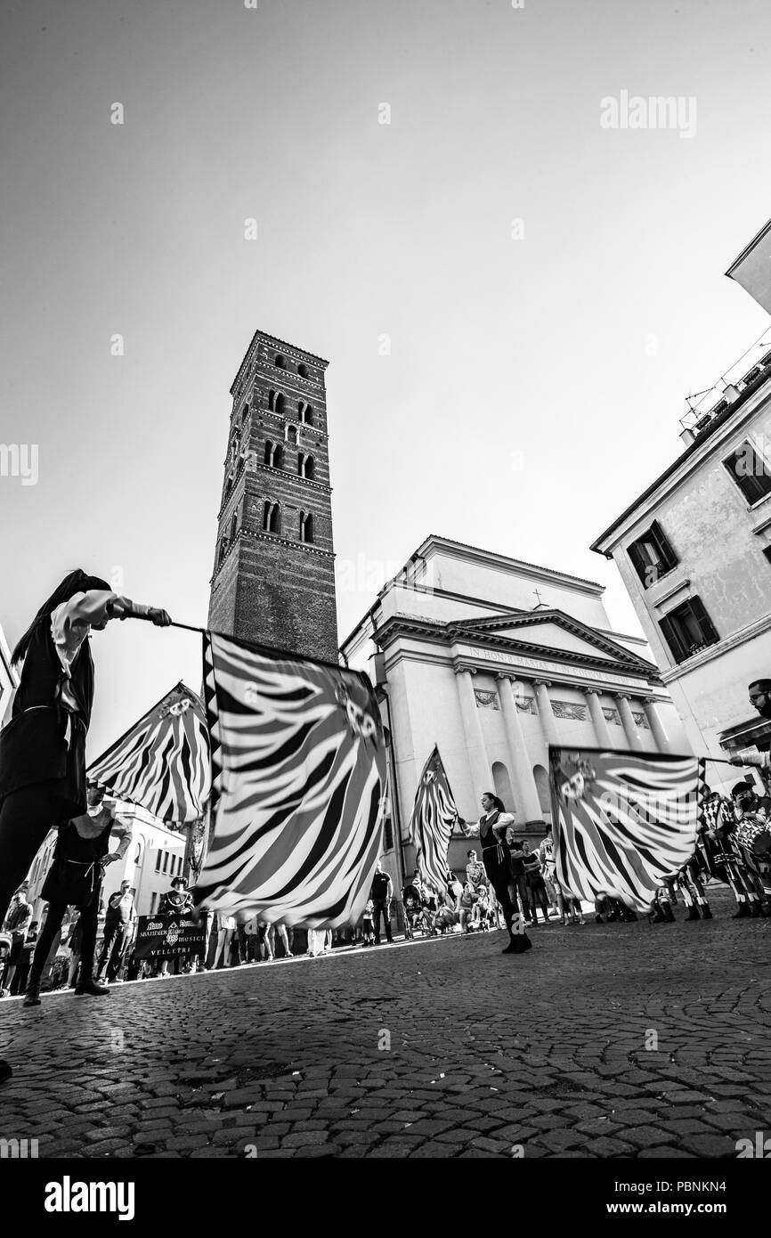 Sbandieratori e musicisti di Velletri vicino Roma organizza un evento denominato Anno Domini 1495 Foto Stock