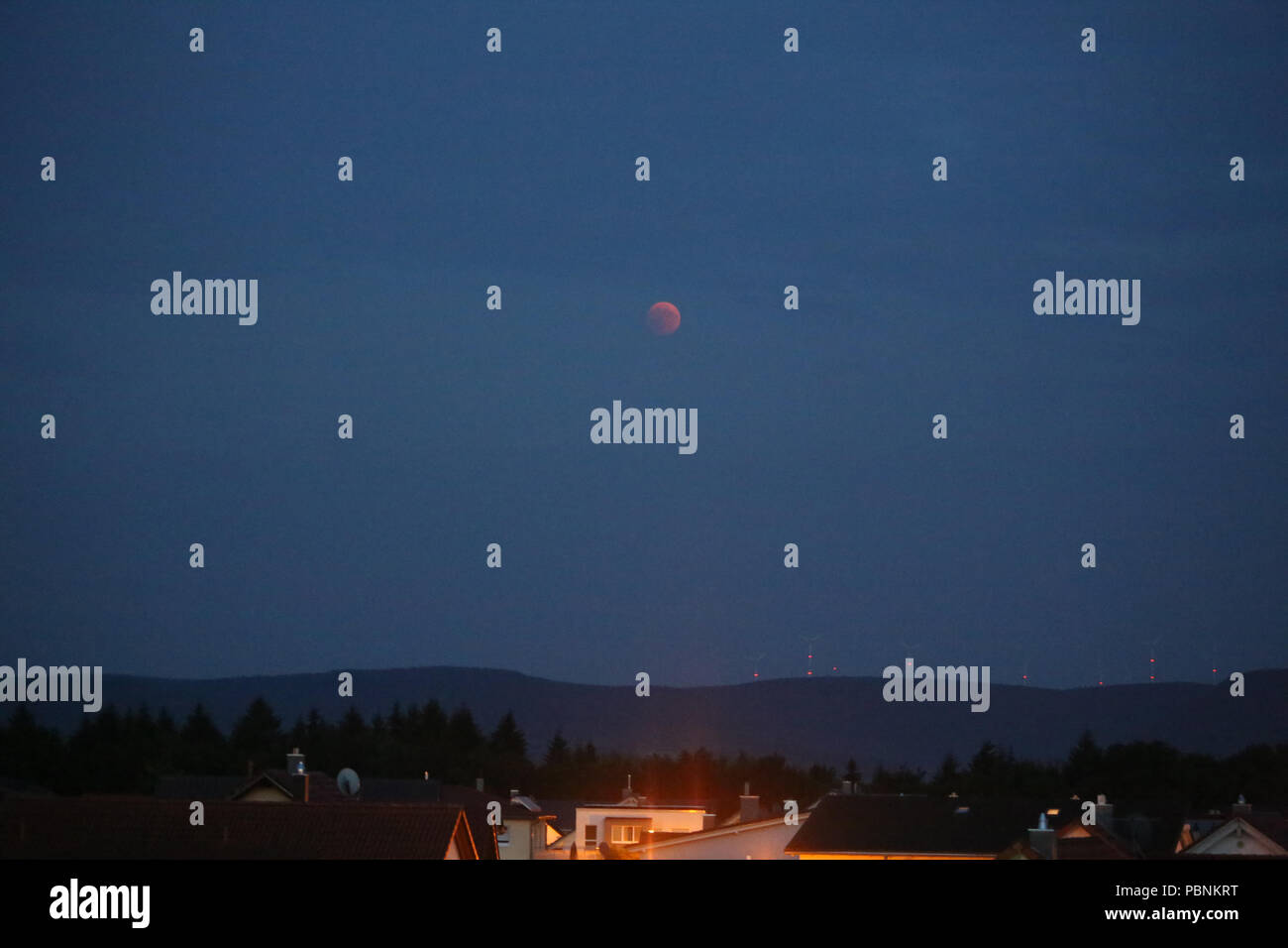 Schwaebisch Gmuend, Germania - 27 Luglio 2018: eclissi di luna nel cielo sopra la città. Foto Stock