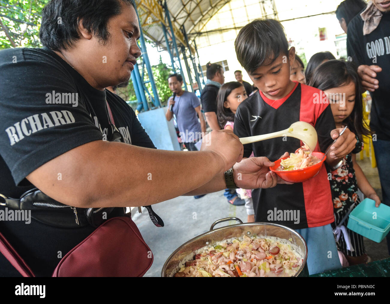 Quezon City, Filippine. 28 Luglio, 2018. I bambini in coda durante il programma di alimentazione servizio comunitario evento. Credito: Robert Oswald Alfiler/Pacific Press/Alamy Live News Foto Stock