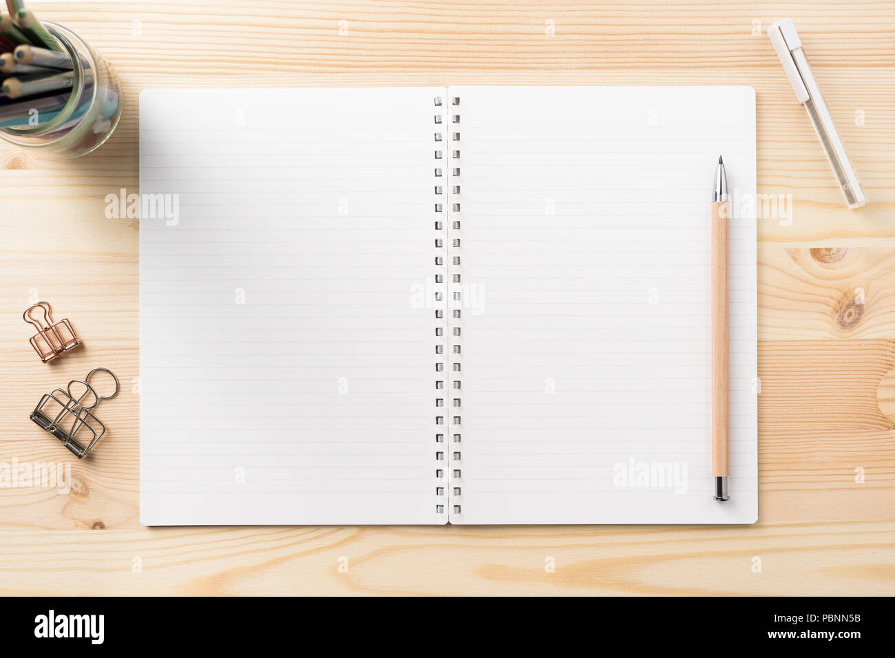 Concetto di Design - vista superiore del sacco di fermo, come nero per notebook a spirale e legno Matita meccanica…ecc su legno sfondo tabella per mockup Foto Stock