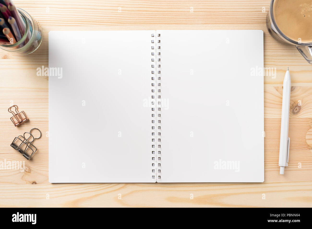 Concetto di Design - vista superiore del sacco di fermo, come nero per notebook a spirale e legno Matita meccanica…ecc su legno sfondo tabella per mockup Foto Stock