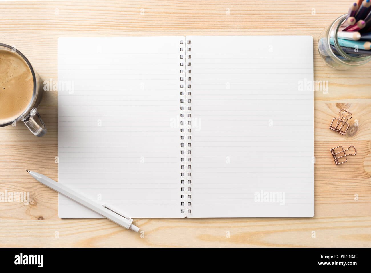 Concetto di Design - vista superiore del sacco di fermo, come nero per notebook a spirale e legno Matita meccanica…ecc su legno sfondo tabella per mockup Foto Stock