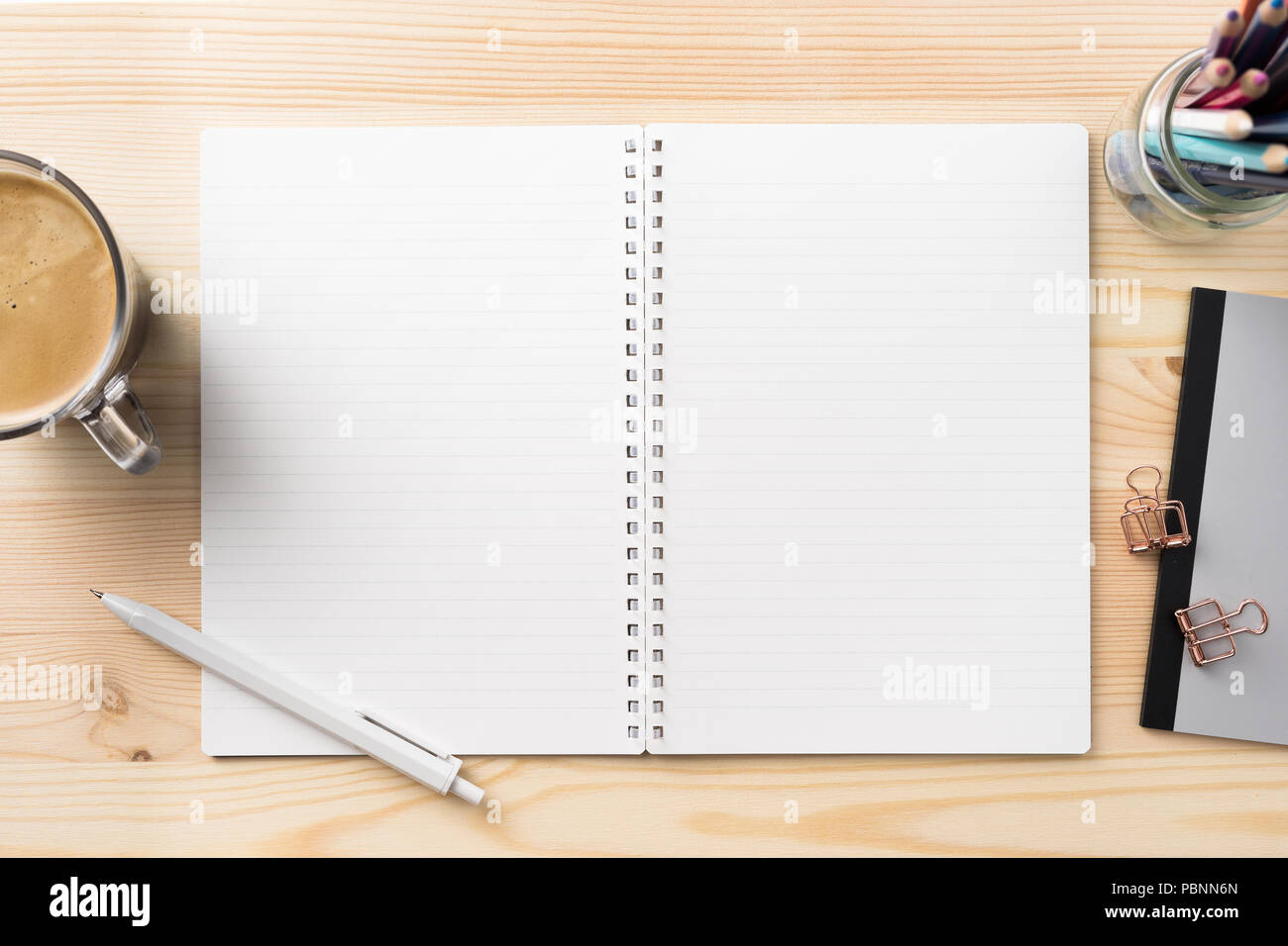 Concetto di Design - vista superiore del sacco di fermo, come nero per notebook a spirale e legno Matita meccanica…ecc su legno sfondo tabella per mockup Foto Stock