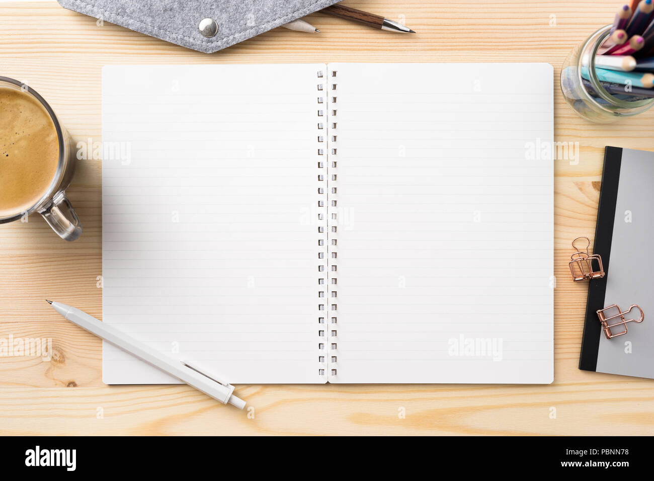 Concetto di Design - vista superiore del sacco di fermo, come nero per notebook a spirale e legno Matita meccanica…ecc su legno sfondo tabella per mockup Foto Stock