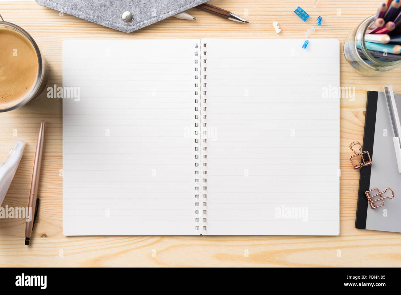 Concetto di Design - vista superiore del sacco di fermo, come nero per notebook a spirale e legno Matita meccanica…ecc su legno sfondo tabella per mockup Foto Stock