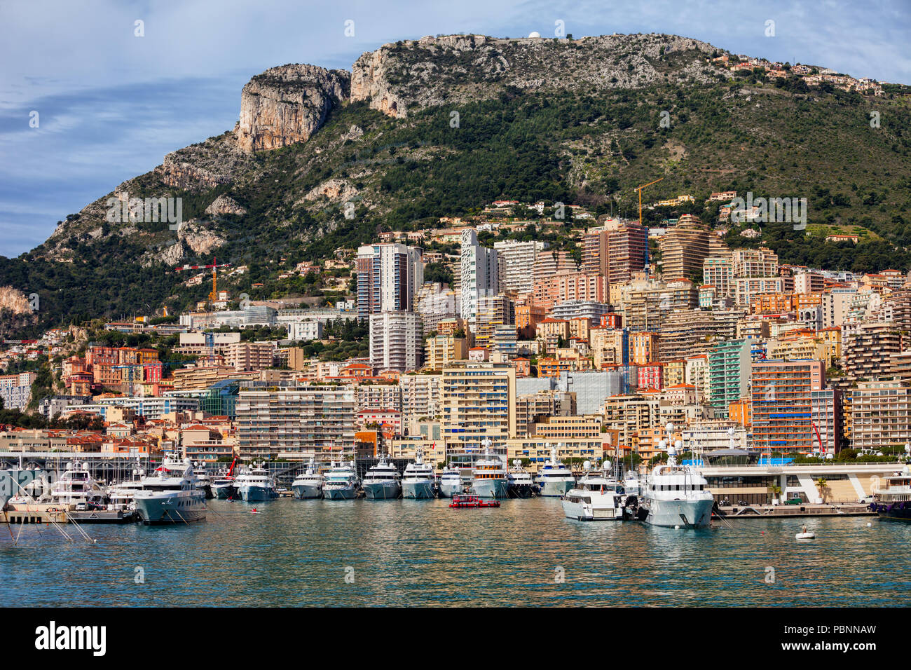 Principato di Monaco dal porto, condomini, blocco di appartamenti, case su una ripida montagna litoranea pendenza Foto Stock