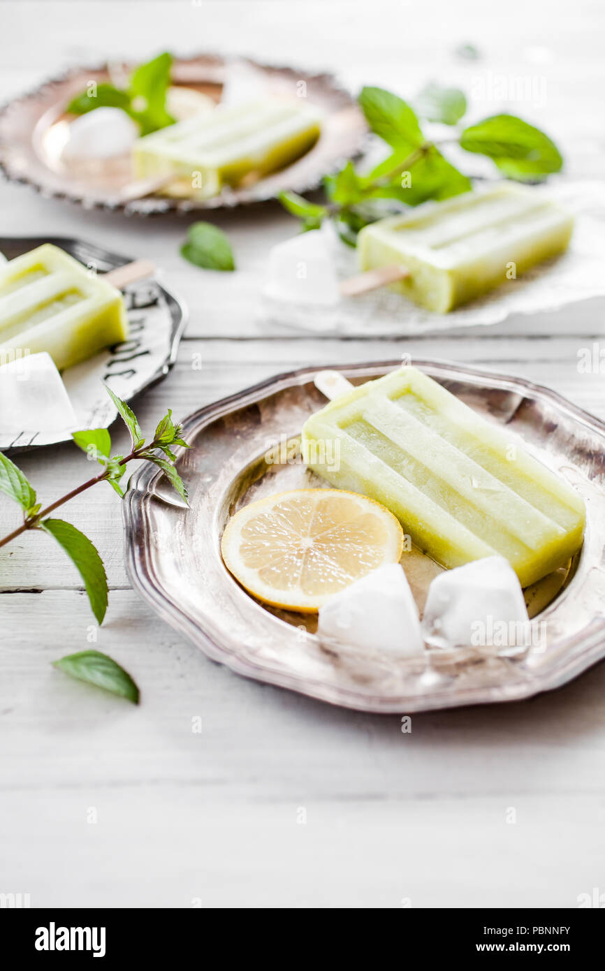 Popsicles fatta di ingredienti salutari Foto Stock