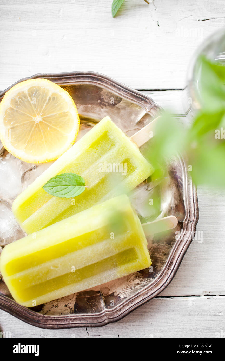 Popsicles fatta di ingredienti salutari Foto Stock