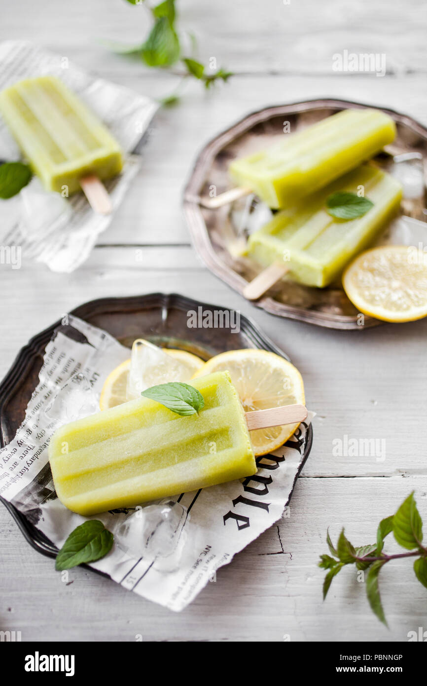 Popsicles fatta di ingredienti salutari Foto Stock