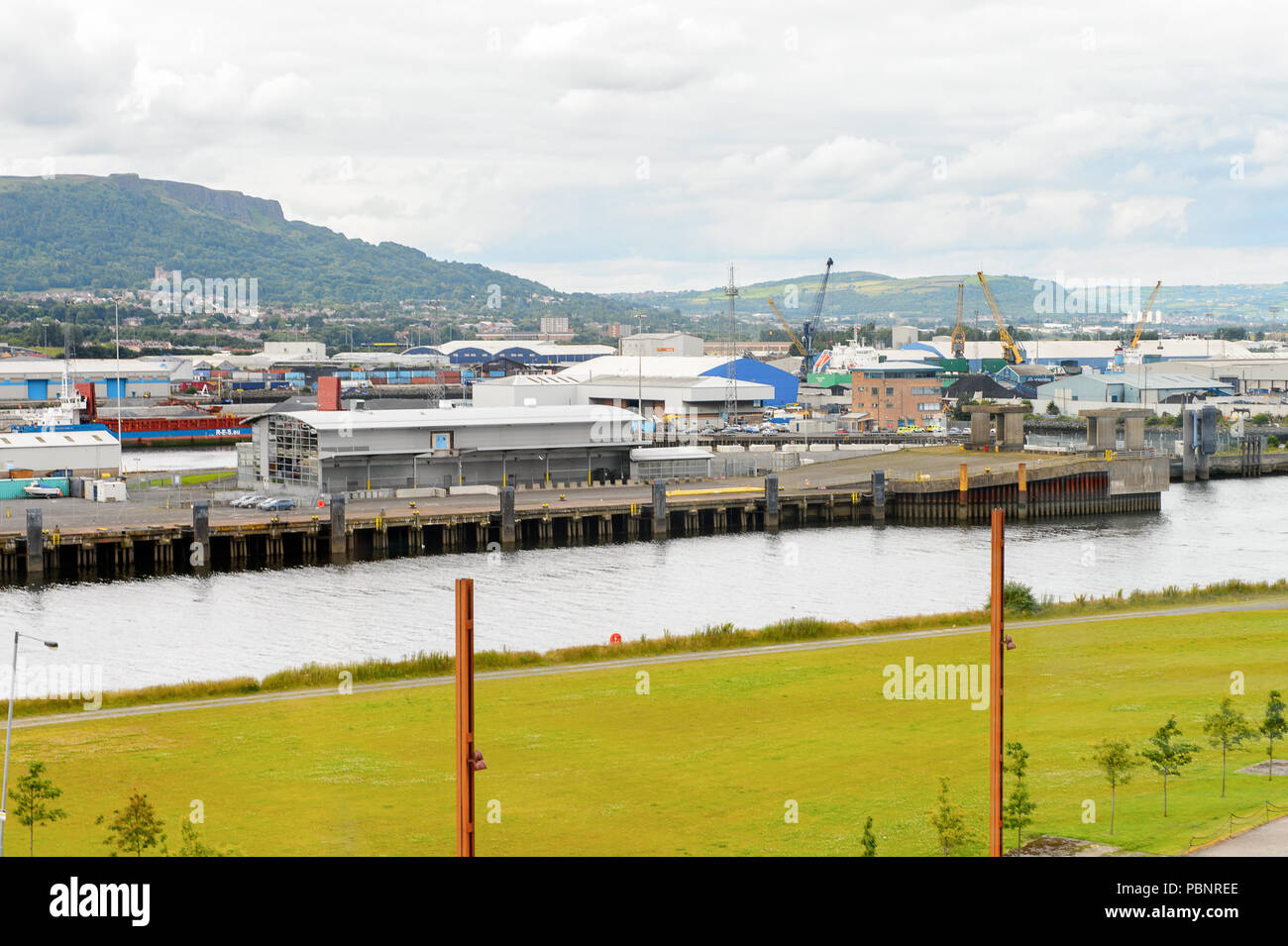 BELFAST, NI - Luglio 14, 2016: banchine al Titanic Quarter, Irlanda del Nord. Il porto di Belfast, noto come Regina dell'isola fino al 1995 Foto Stock