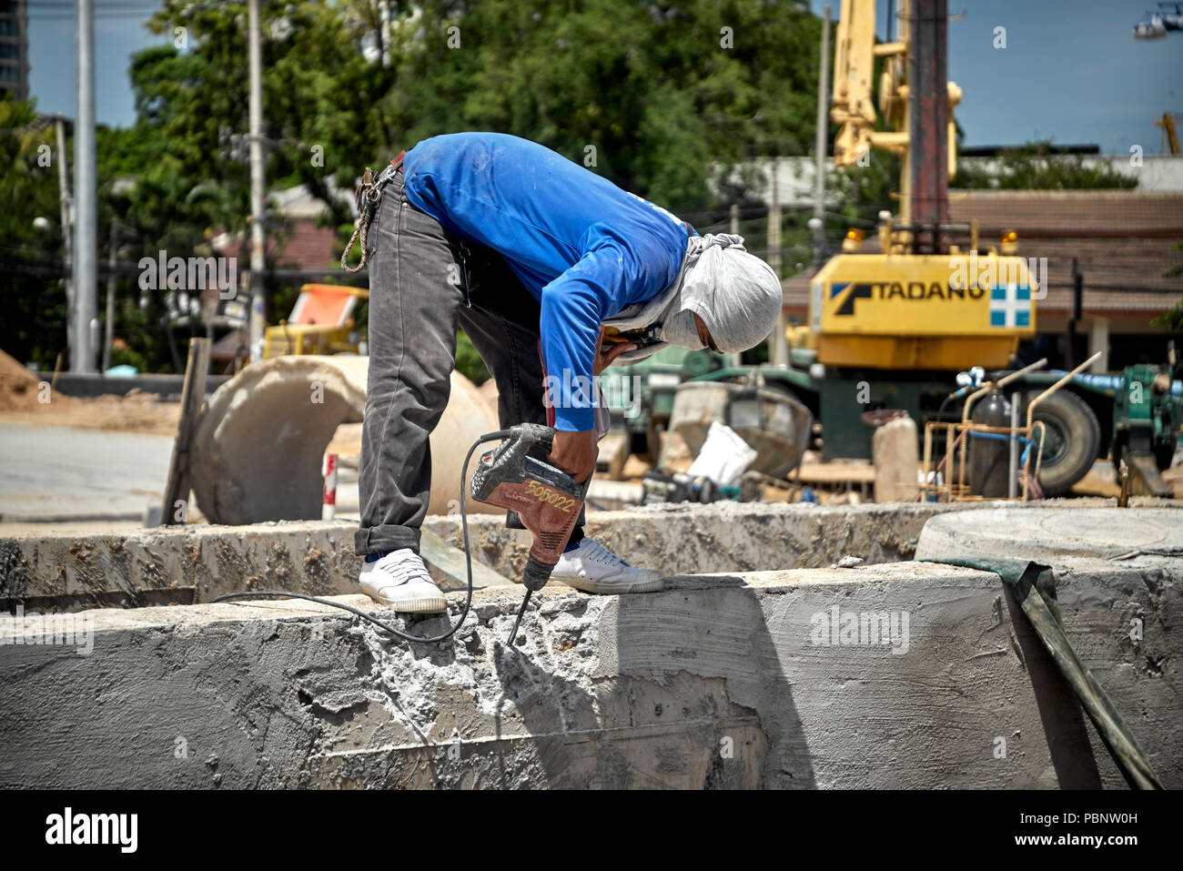 Thailandia lavoratore edile, builder di foratura della parete di calcestruzzo Foto Stock