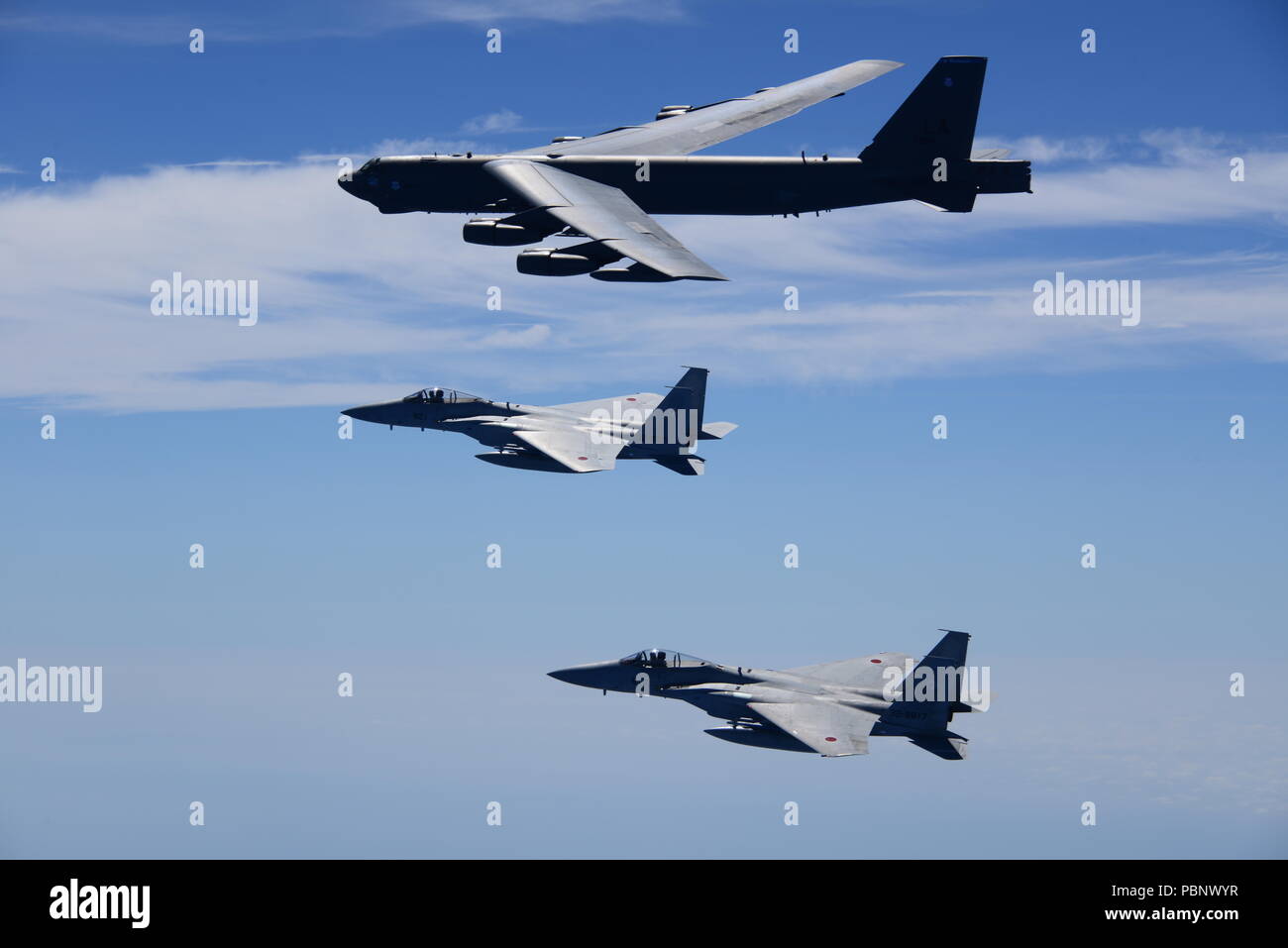 Uno U.S. Air Force B-52H Stratofortress bombardieri e due Koku Jieitai (Giappone Aria forza di autodifesa) F-15 fighters eseguire una routine bilaterale di missione di formazione in prossimità del Giappone, 26 luglio 2018. Questa missione era volato a sostegno degli Stati Uniti Indo-pacifico del comando bombardiere continua presenza (CBP) operazioni, che sono una componente chiave per migliorare combinati e servizio comune di interoperabilità. Accordi bilaterali missioni di formazione come questo lasciare i due paesi a migliorare funzionalità combinate, competenze strategiche e relazioni. Cortesia (foto) Foto Stock