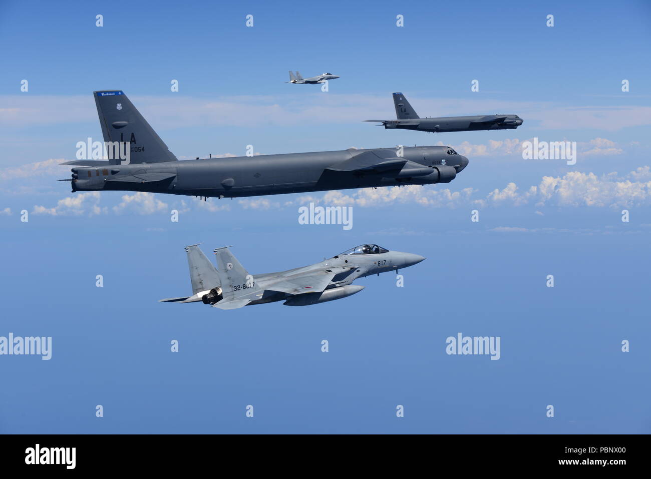 Due Stati Uniti Air Force B-52H Stratofortress bombardieri e due Koku Jieitai (Giappone Aria forza di autodifesa) F-15 fighters eseguire una routine bilaterale di missione di formazione in prossimità del Giappone, 26 luglio 2018. Questa missione era volato a sostegno degli Stati Uniti Indo-pacifico del comando bombardiere continua presenza (CBP) operazioni, che sono una componente chiave per migliorare combinati e servizio comune di interoperabilità. Accordi bilaterali missioni di formazione come questo lasciare i due paesi a migliorare funzionalità combinate, competenze strategiche e relazioni. Cortesia (foto) Foto Stock