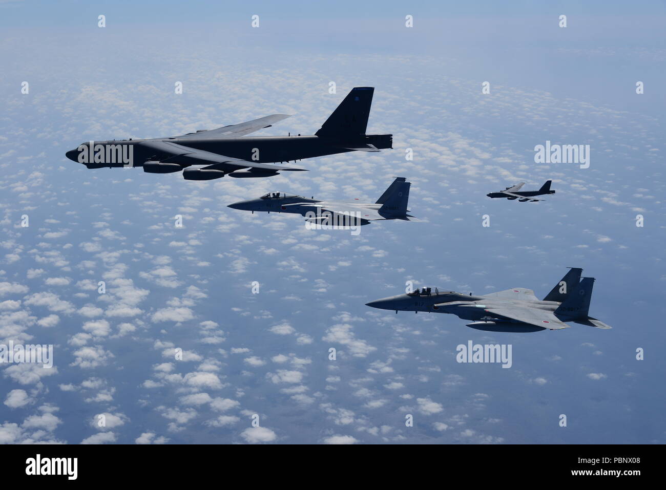 Due Stati Uniti Air Force B-52H Stratofortress bombardieri e due Koku Jieitai (Giappone Aria forza di autodifesa) F-15 fighters eseguire una routine bilaterale di missione di formazione in prossimità del Giappone, 26 luglio 2018. Questa missione era volato a sostegno degli Stati Uniti Indo-pacifico del comando bombardiere continua presenza (CBP) operazioni, che sono una componente chiave per migliorare combinati e servizio comune di interoperabilità. Accordi bilaterali missioni di formazione come questo lasciare i due paesi a migliorare funzionalità combinate, competenze strategiche e relazioni. Cortesia (foto) Foto Stock