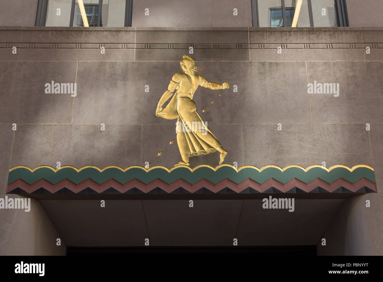 " Sementi di buona cittadinanza (1937) l'arte pannello al di sopra del canale di ingresso i giardini di La Maison Francaise, Rockefeller Center di New York City, Stati Uniti d'America Foto Stock