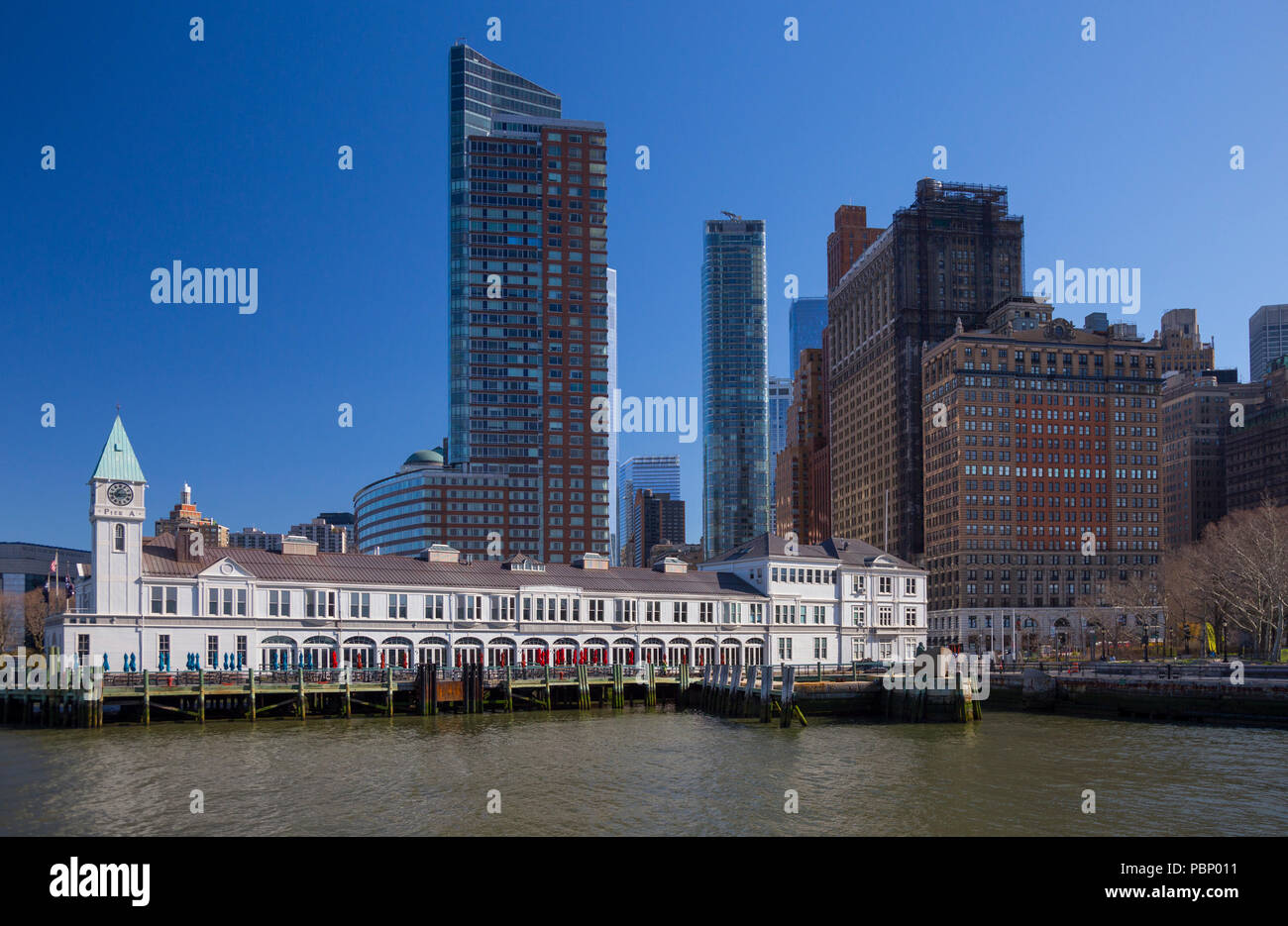 Città del molo A e inferiore grattacieli di Manhattan a bordo di un Liberty Island Ferry, Battery Park, New York, Stati Uniti d'America Foto Stock