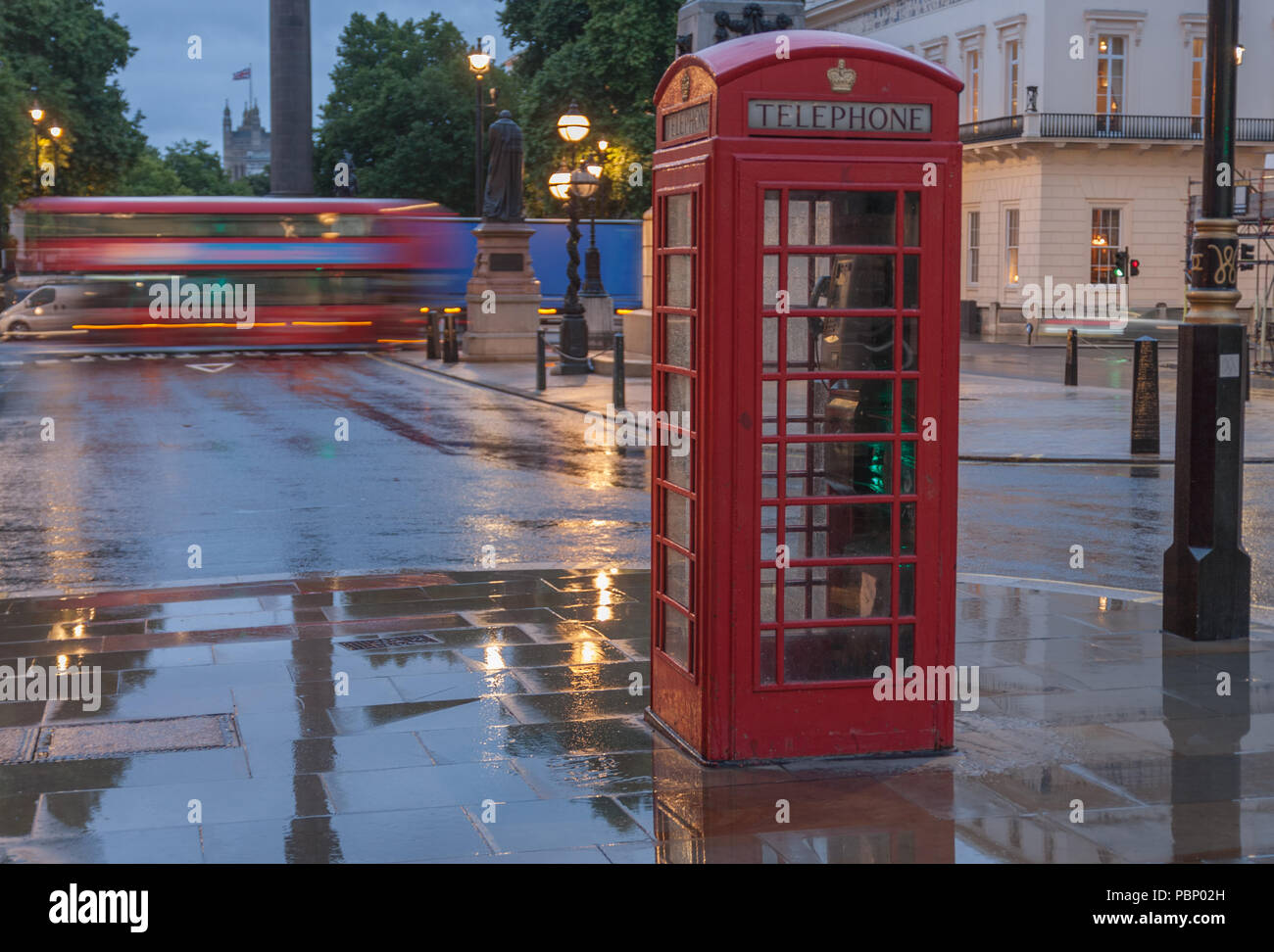 Il telefono rosso box , famosa icona di Londra, su Waterloo Place, Inghilterra. Foto Stock