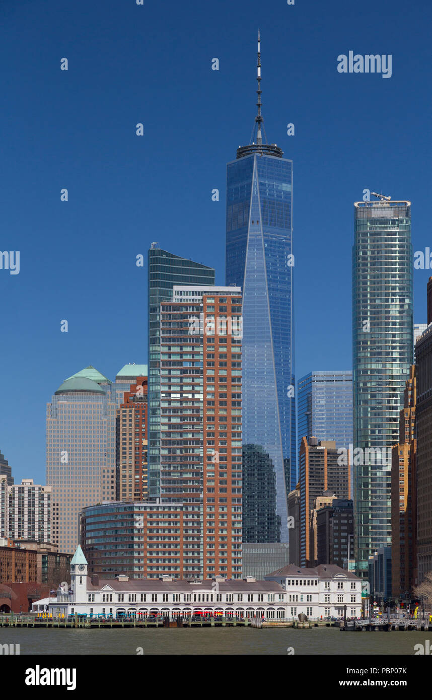 Città del molo A e inferiore grattacieli di Manhattan a bordo di un Liberty Island Ferry, Battery Park, New York, Stati Uniti d'America Foto Stock