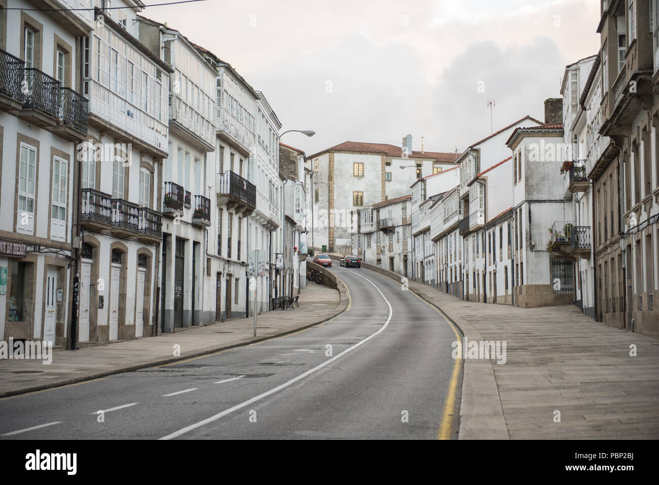 La città di Santiago de Compostela con street e auto sulla Rua das Rodas Foto Stock