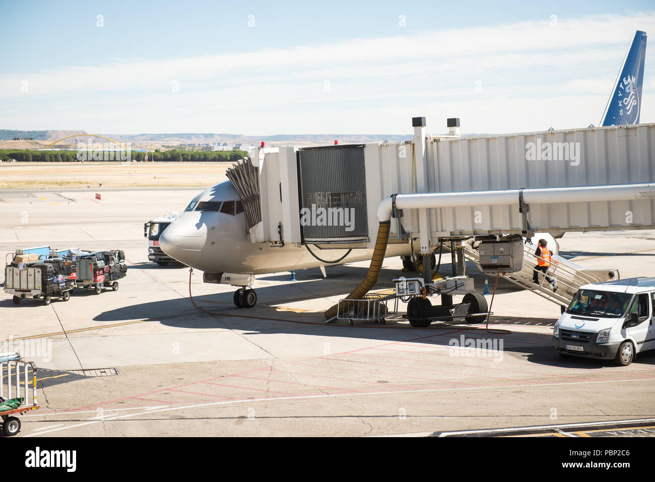 Skyteam in aereo l'aeroporto di Madrid in estate in posizione di parcheggio Foto Stock