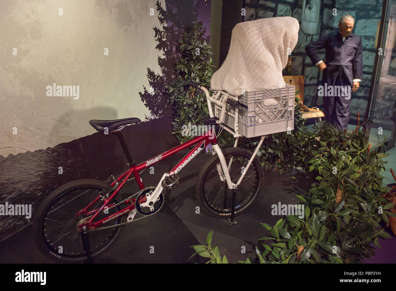 AMSTERDAM, Paesi Bassi - 1 GIU 2015: Alien et su una bici, Madame Tussauds museum di Amsterdam. Marie Tussaud è nata come Marie Grosholtz nel 1761 Foto Stock