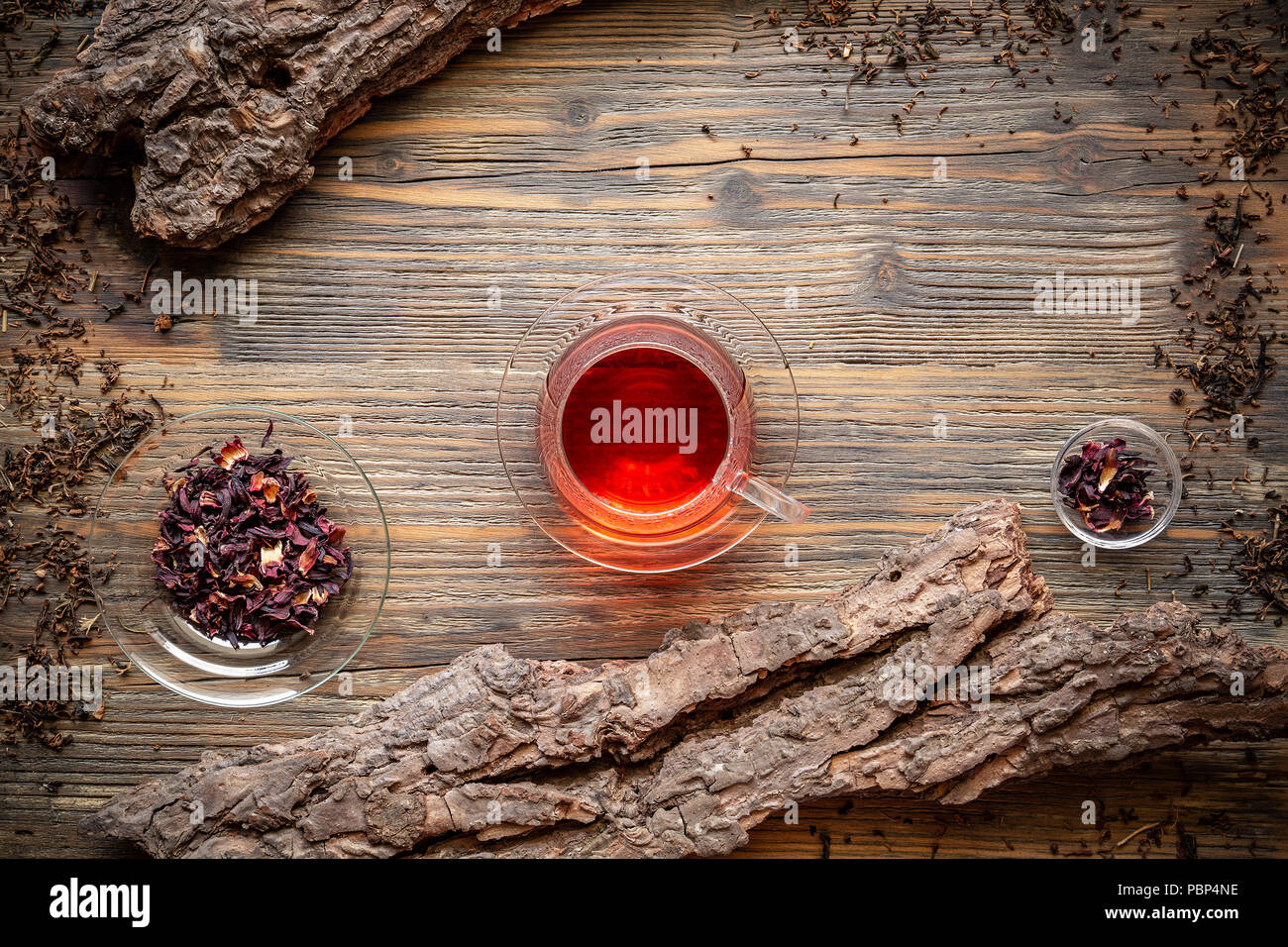 Tazza di tè su vintage sfondo di legno, piatto lay shot Foto Stock