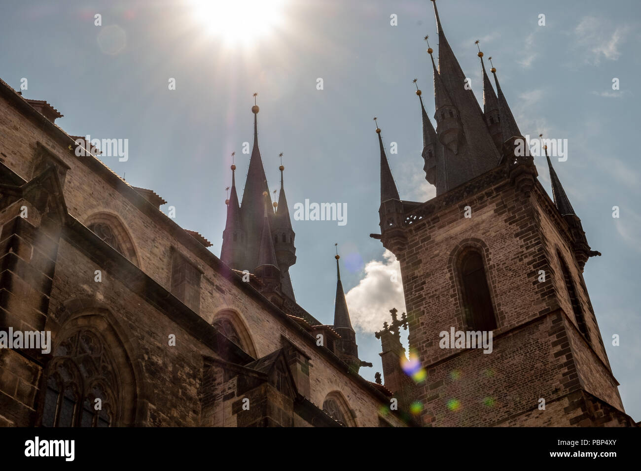 La chiesa di Nostra Signora di Týn, Piazza della Città Vecchia di Praga Foto Stock