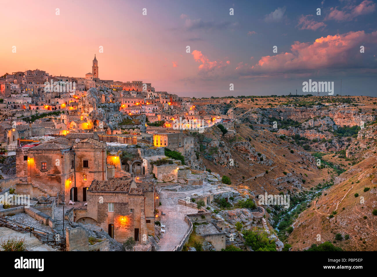 Matera, Italia. Cityscape immagine aerea della città medievale di Matera, Italia durante il bellissimo tramonto. Foto Stock