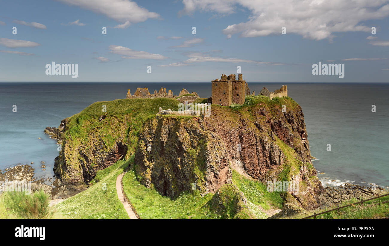 Castello di Dunnottar in una giornata di sole Foto Stock
