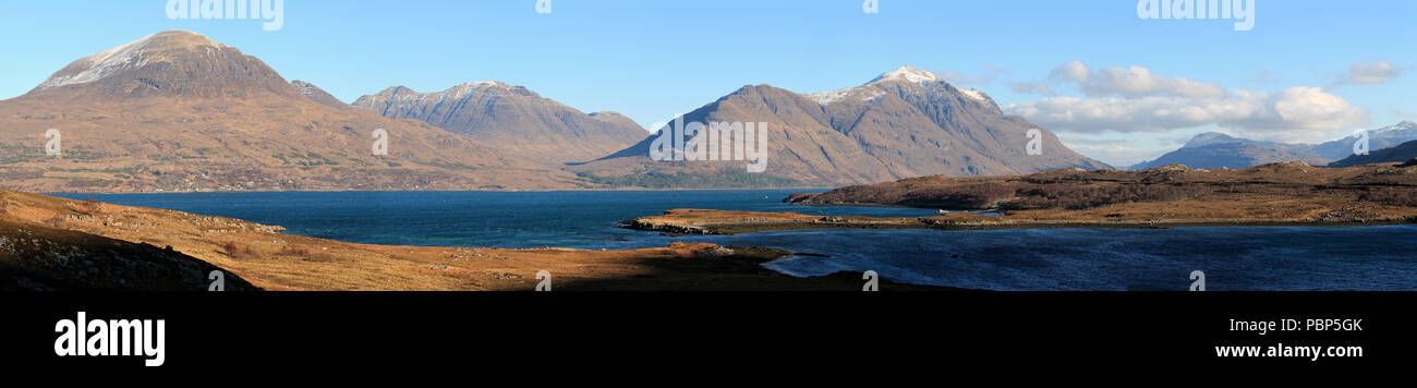 Torridon Hills nel Panorama con tomaia Loch Torridon in primo piano Foto Stock