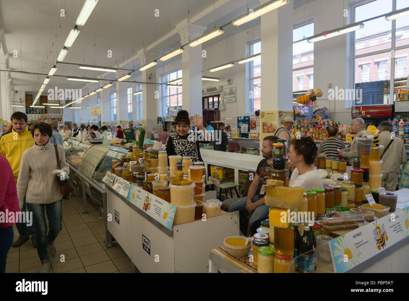 Gentile cerca donna vendita di formaggio e miele,città di Kaliningrad Oblast, regione, baltiche Russia,l'Europa Foto Stock