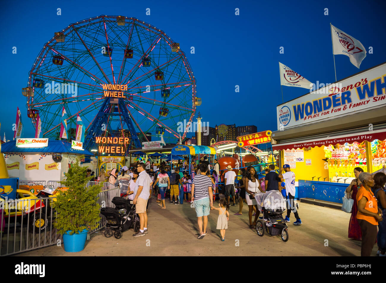 NEW YORK CITY - Agosto 17, 2017: vista Da Coney Island boardwalk dell'iconico parco dei divertimenti di Wonder Wheel. Rallentare la velocità dello shutter e motion blur. Foto Stock