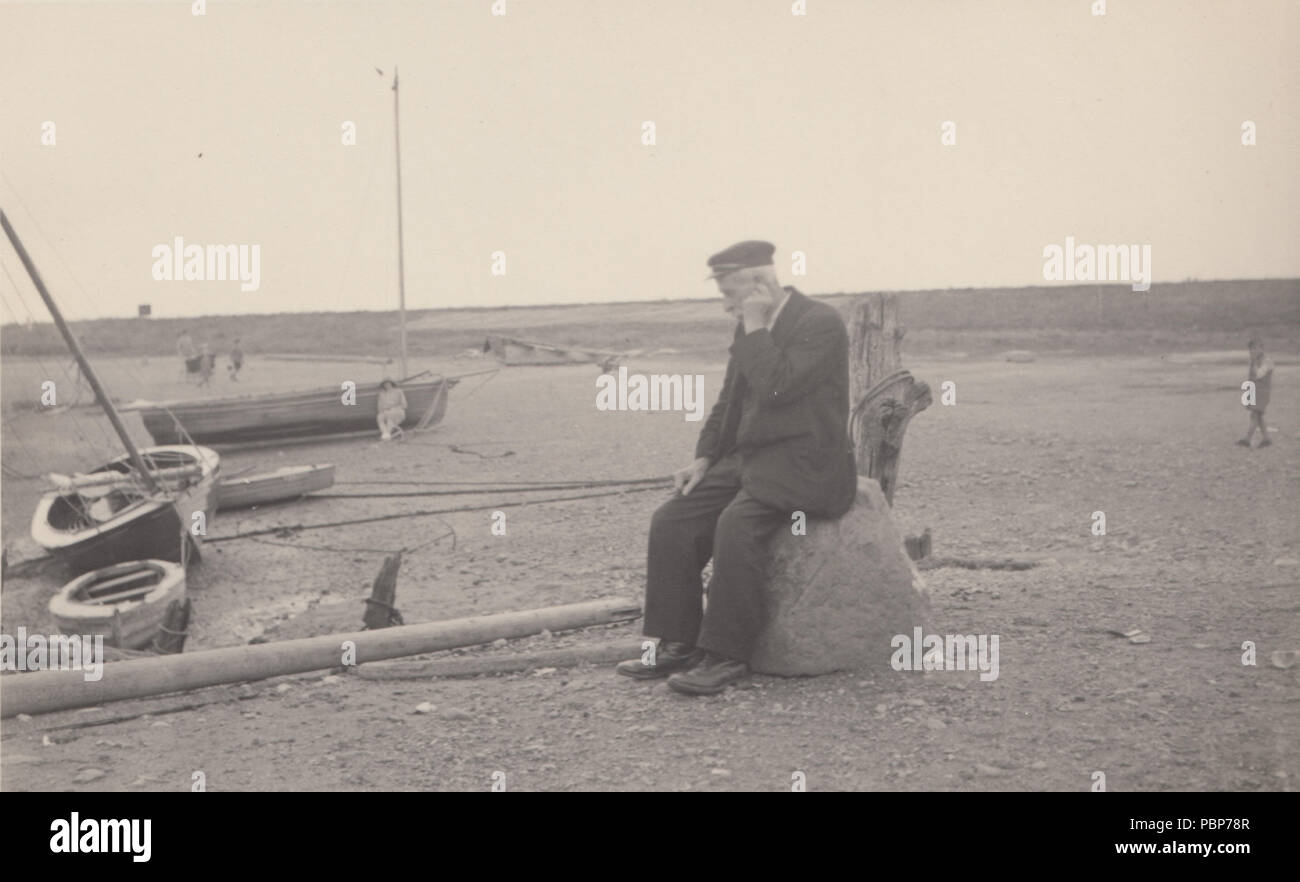 Vintage Sussex fotografia di un marinaio in appoggio sulla spiaggia Foto Stock