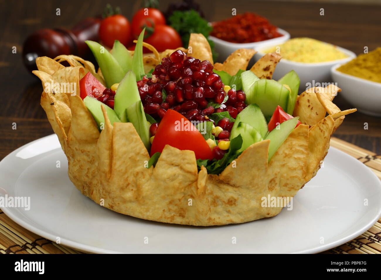 Taco insalata in una frittata di patate al forno Foto Stock