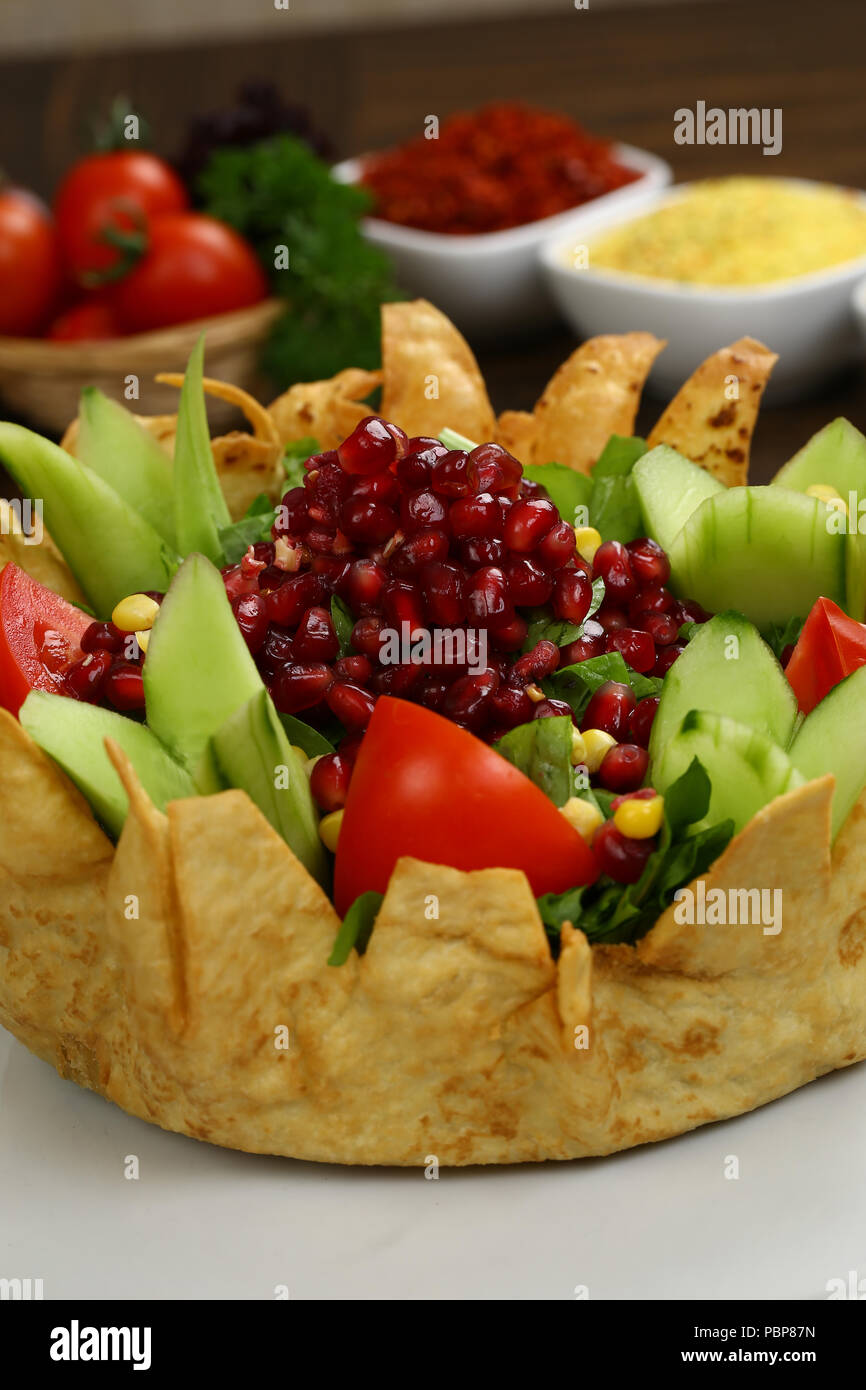 Taco insalata in una frittata di patate al forno Foto Stock