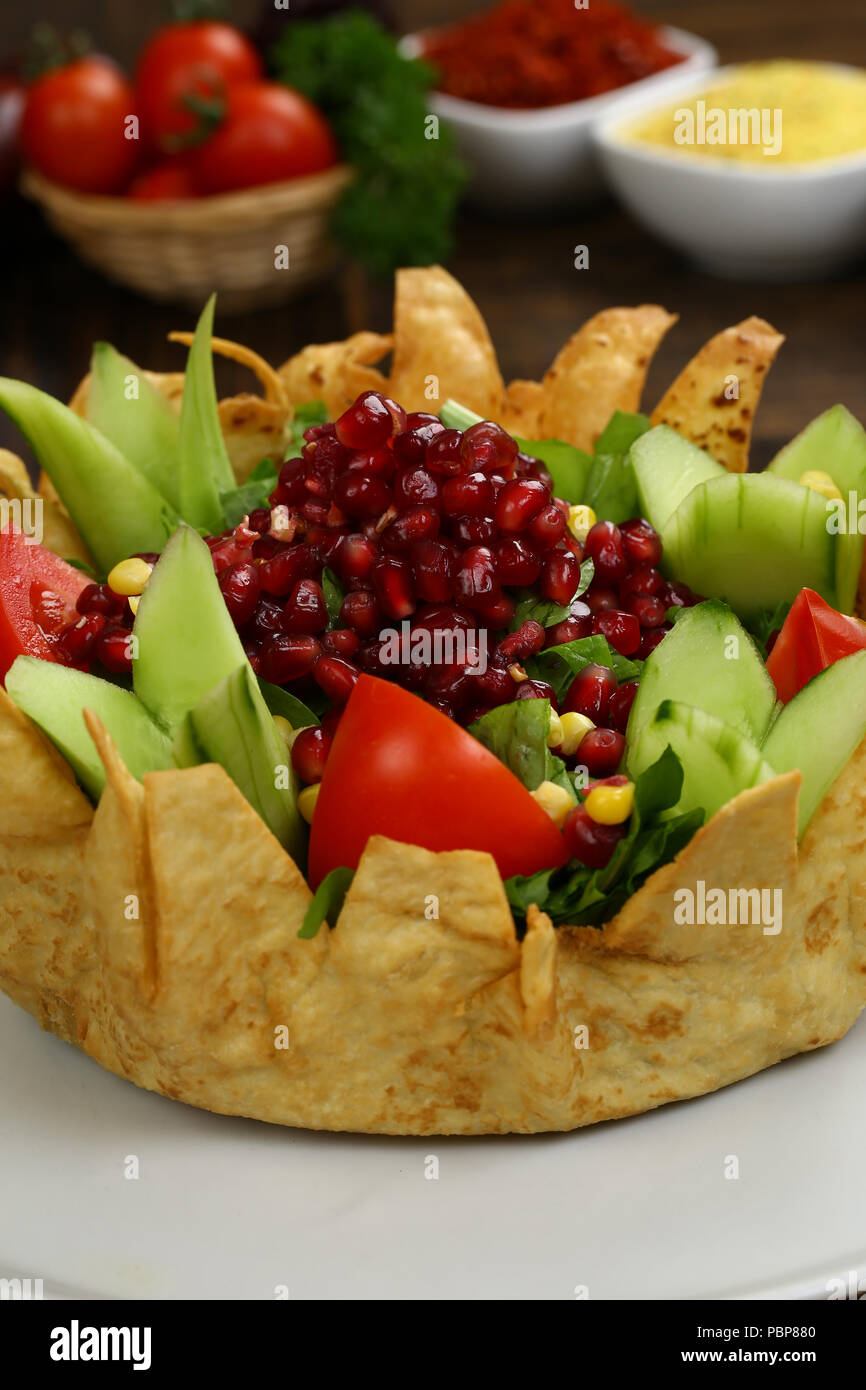 Taco insalata in una frittata di patate al forno Foto Stock
